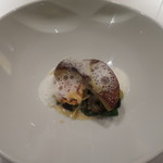 エクアトゥール - フォアグラのポアレとオマール海老、アスパラガス 、モリーユ茸。
      レモンのコンフィのソースにアーモンドの泡