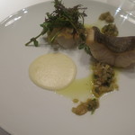エクアトゥール - アイナメ、エシャロットとタラの芽のソース
      隣の緑の下には筍と烏賊。
      じゃがいもと長芋のピューレ