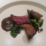 エクアトゥール - フランス ラカン産 鳩のロースト 
      内蔵のソース