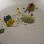 エクアトゥール - メレンゲの上にピスタチオのムース、タイムのアイスクリーム、パッションフルーツとパイナップル