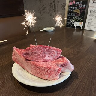 迫力満点の「お祝い肉塊プレート」で特別な日を彩る