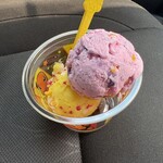 サーティワンアイスクリーム - 料理写真:お願いしたのはスモールのダブル510円。 選んだアイスは8月の新商品のピカチュウのボルテッカーとポッピンコットンキャンディです。