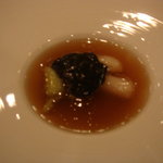 オーベルジュ・ド・リル - ２種のセロリの柔らかなニョッキ　トリュフ風味のコンソメと共に