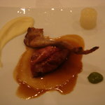オーベルジュ・ド・リル - 鳩のロースト　焼汁のソース　蕪のブッション仕立てとピスタチオナッツのクリーム添え