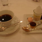 オーベルジュ・ド・リル - 小菓子とコーヒー