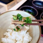 ゆで太郎 - ニラにんにくもつ煮をご飯といっしょに