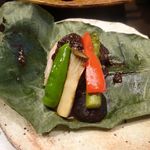 たてしな藍 - 食事処山味庵昼懐石
      焼物　信州福美鶏の朴葉焼き
