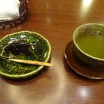 たてしな藍 - ロビーでお茶のサービス
      黒豆の寒天よせがとても美味しいです