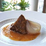 リストランテ ボルゴ・コニシ - 夏に食べたくなる！ラツィオ州の珍しい煮込み料理「宇陀牧場黒毛和牛のブイオーネ」白ワインビネガーで煮込むさっぱりとした旨みです