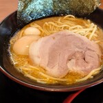 横浜家系ラーメン 木村家 - 料理写真:ラーメン880円(麺固め、油少な目、味薄目、ネギ＋レンソウ抜き)＋味玉120
