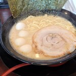 横浜家系ラーメン 木村家 - 料理写真:ラーメン無料(麺固め、味普通、油の量普通、ネギ&レンソウ抜き)＋うずら120円