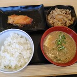 吉野家 - 料理写真:牛と金目鯛煮付け定食・冷や]汁に変更