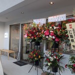 macaroni. - お祝いのお花店頭にも店内にも沢山ありました