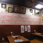 正起屋 - 壁に貼られたメニューの短冊は圧巻です！