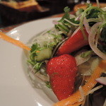 Spice&Dining KALA - あまおう(苺)がサラダになっちゃったｗｗ酸味強いドレッシングに合う。
