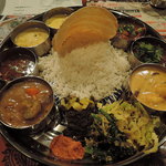 Spice&Dining KALA - 【メッチャスペシャルミールス(笑)】中央はパパド＆ライス お代わり打率十割