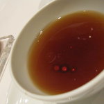 ル・マンジュ・トゥー - トリュフオイルは、滋味深いコンソメの味を引き出してくれる