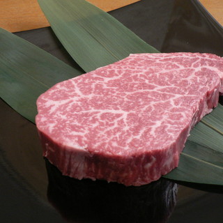 舌の上で感じる極上の“極み”。A5黒毛和牛『みかわ牛』に舌鼓