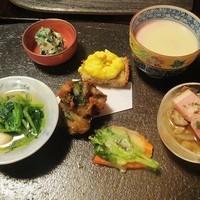 そば茶寮 澤正 - 八寸　春キャベツと苺のスープ、三つ葉と小柱のお浸し、春菊と林檎の白和え　他４品
