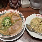 ラーメン 魁力屋 - 料理写真:背脂多めのラーメン＆チャーハン