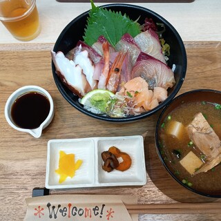 AQUA ROOM SKY MARINE  - 料理写真:日替海鮮丼