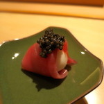 寿しの吉乃 - 燻製した半熟うずら、鮪とキャビア乗せ