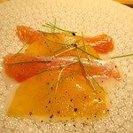 寿しの吉乃 - 五月鱒とマンゴーの新玉葱ソース