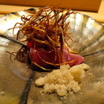 寿しの吉乃 - 鰹とエシャロット、いぶりがっこのシャーベット添え