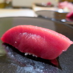 寿しの吉乃 - 本鮪の血合い脇　鞍掛握り