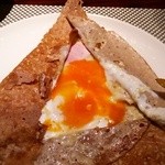 ル カフェドゥ ジョエル・ロブション 日本橋高島屋店 - ガレットコンプレットの卵を崩しました。