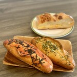 リヨンセレブ - 料理写真:・３種のチーズのうずまきパン
・ガーリックフランス
・明太フランス