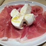 EATALY - 生ハムとモッツァレラの盛り合わせ。ワインがグイグイいけてしまいます♬