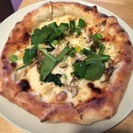 ウッデンシップ - 【舞茸しめじ豆ルッコラ塩味のピッツァ】◎2015/4