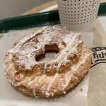 クリスピー・クリーム・ドーナツ - 料理写真:300円弱のオールドファッションに粉砂糖とソース