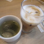 ガスト - ドリンク写真:ランチスープとアイスカプチーノを!