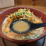 ラーメンガキ大将 - 混ぜる前はこの色のスープ