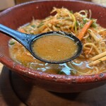 ラーメンガキ大将 - 辛味が絶妙なスープ