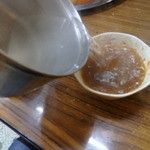 春香園 - 焼肉タレにスープを注いでもらいます
