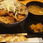 豚バラ並盛りと味噌汁