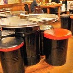 Shinjukupojammacha - ドラム缶にステンレスの天板を載せたような金属製のテーブル