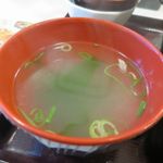 すき家 - 鍋焼ビビンバ定食、わかめスープ