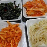 新宿ポジャンマチャ - 白菜キムチに枕木状のカクテキ、モヤシのナムルにワカメのナムル