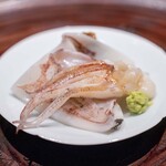 温石 - 2026.8 炭火で軽く炙った焼津産ジンドウイカ イカ墨塩 本わさび 水菜 粒マスタード