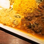 カレー週イチ - スリランカプレート（レンズ豆のカレー、鹿肉のカレー）