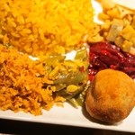 カレー週イチ - スリランカプレート（ココナッツのふりかけ、平三度豆の煮物、スリランカ風コロッケ、ビーツのカレー、レンコンのスパイス炒め）