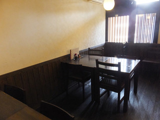 Sobadokorosekiya - 松本でのお昼はお蕎麦=3=3=3
                        前に友達と来た事があって久しぶりに☆彡
                        店内は古民家風で趣があり入り口近くのテーブル席へ。