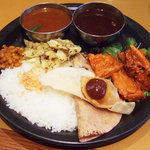 デリー - ダブルコンボランチ(1500円)　カレーは4月の牛ホホ肉のカシミールカレー(+100円)とベンガルカレー