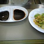 元祖ホルモン脇田屋 - 付けダレ（味噌・醤油）とサービスのキムチ