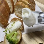 BAKERY＆PUBLIC PENNY LANE - フレッシュチーズや野菜を載せて