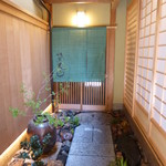 祇園 又吉 - １枚目のお写真の木戸をあけると暖簾のかかった入り口が見えます。